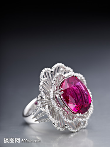 時(shí)尚與科技的融合 珠寶、電子與汽車零配件的靜物美學(xué)